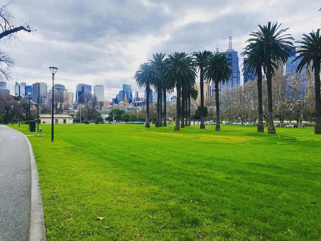 ユナ・デュフネのインスタグラム：「Melbourne City view 🇦🇺 . . . #Work #IATA #SC151 #Siteinspection #view #skyscrapers #city #Australia #worldtraveler  @visitmelbourne」