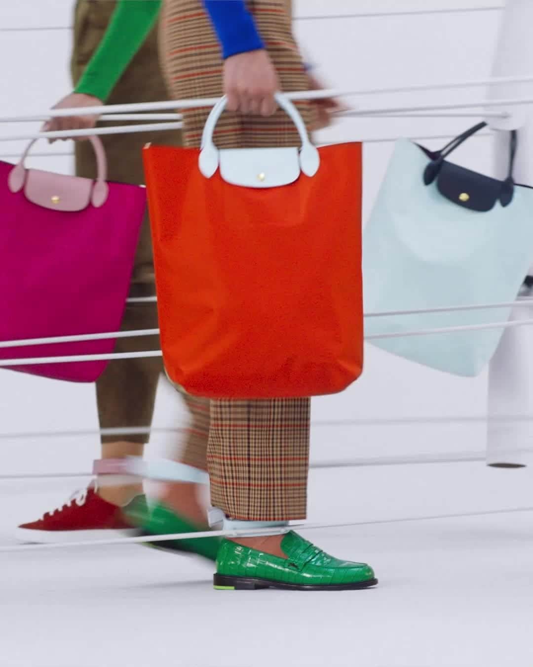 のインスタグラム：「It is not a bag. It is Le Pliage Re-Play. Made from our end-of-the-roll fabric.  In other words, we've taken a model you've known and loved for years and reimagined it out of pre-loved deadstock supply. By using leftover nylon canvas and other materials from end-of-rolls of the original Le Pliage bag, we take our commitment to craftsmanship and creativity one step further.  Launching on July 19th, we'll be introducing three exclusive formats of Le Pliage Re-Play. _________________________________________  Ce n'est pas un sac. C'est Le Pliage Re-Play.  Fabriqué avec nos fins de rouleaux.  En d'autres termes, nous avons repris un modèle que vous connaissez et appréciez depuis des années et nous l'avons réimaginé à partir des stocks de toile et de cuir non-utilisés. En utilisant les chutes de fin de rouleaux de toiles de nylon du sac Le Pliage original, nous allons encore plus loin dans notre engagement en faveur de l'artisanat et de la créativité.  À partir du 19 juillet, découvrez trois formats exclusifs Le Pliage Re-Play.  #Longchamp #LePliageReplay #LongchampFW22 • • • #Fashion #FashionLover #ColorfulBags #SummerBags #SummerVibes #Positivity #LimitedEdition #NewInFashion #Chic #French #FrenchKnowHow #NewCollection」