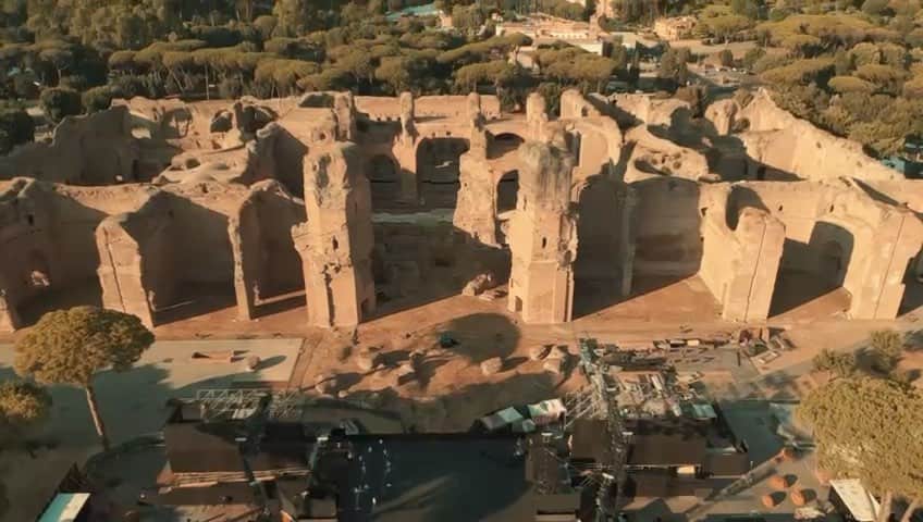 ロベルト・ボッレのインスタグラム：「Rome. Caracalla.  One of the most amazing stage in the world. ❤️ @opera_roma @dancersdiary @anna.ol_official @younggyuchoi @daniil @madoka.sugai @fumikaneko_ @vadimmuntagirovofficial @gouneoosiel @adelinepastor @__melissahamilton  #robertobolleandfriends #bolletour22 #summertour 🌟」