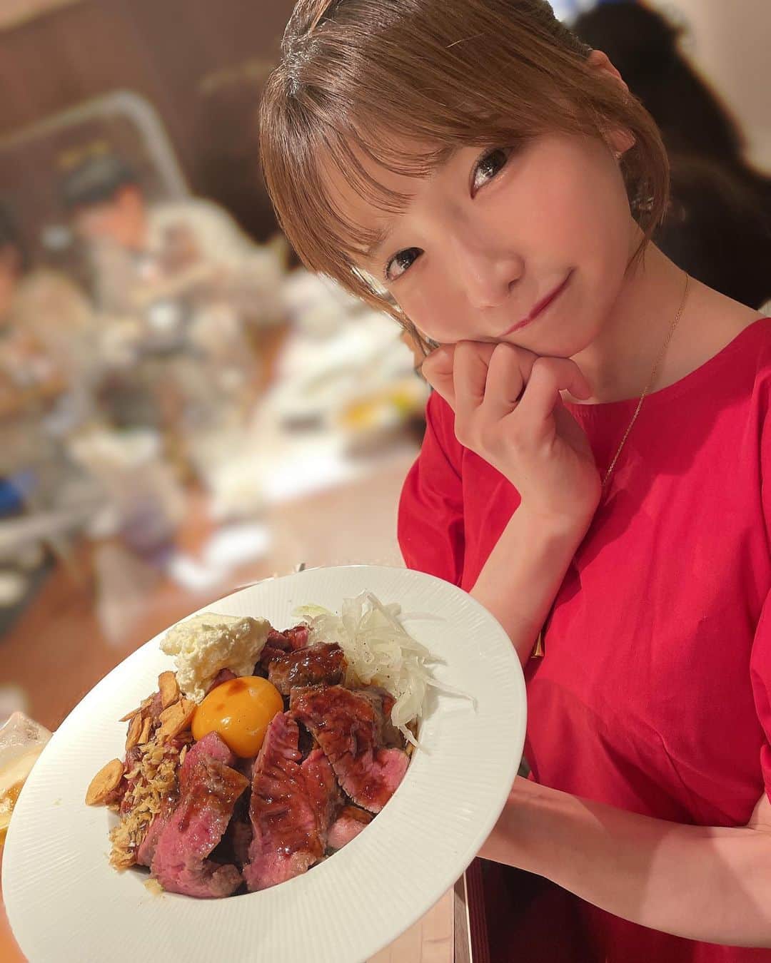 のインスタグラム：「お肉丼🍖  #お肉#もえあず#ポニーテール#ポニテアレンジ #ビール女子」