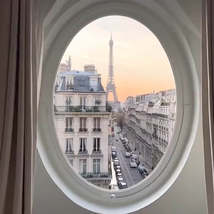 キャサリン・ゼタ・ジョーンズのインスタグラム：「Dreaming of Paris on a Summer night 😍   Video from @bei.bei.wei」