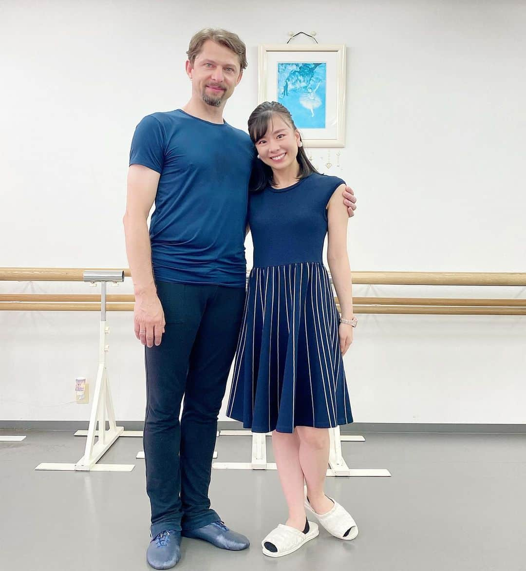 夢羽美友のインスタグラム：「Omoide♡思い出 . . 先日、 @wieslaw_dudek 先生のワークショップが　@clairballetstudio にて開催されました😉 当スクール生もお声掛け頂き3名参加しました✨ ヴィスラフ先生とツーショットも撮影して頂きました😊✨ とても素敵で、レッスンは分かりやすくて、時には子供たちを楽しませながらの指導して下さいました☺️  私も生徒もとても勉強になり、良い経験になりました🧡 クレールバレエスタジオの髙村先生・吉田先生・スタジオの生徒さんもありがとうございました💖 . #ワークショップ　#バレエ　#敦賀　#富山　#良い経験になりました」