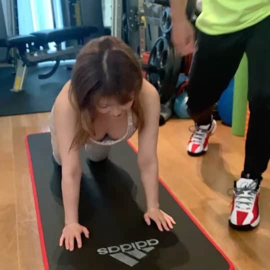新村あかりのインスタグラム：「@setagayaphysico  世田谷フィジコさんでトレーニングすることに！ 最初なのでお許しいただきたいんですが、なんと私…全然筋力がなく腕立ても1回もできません😭 さて、ここからどーなるのか？ ちなみに腹筋も苦手やけど、出来るとこまでの範囲でトレーニングしてくれた！ほんと弱小ですまんって思った🥲 スクワットは日頃から足だけは鍛えれとるからなんとかいけた💦 うおー！がんばるぞ！  #世田谷  #三軒茶屋 #パーソナルジム #筋トレ」