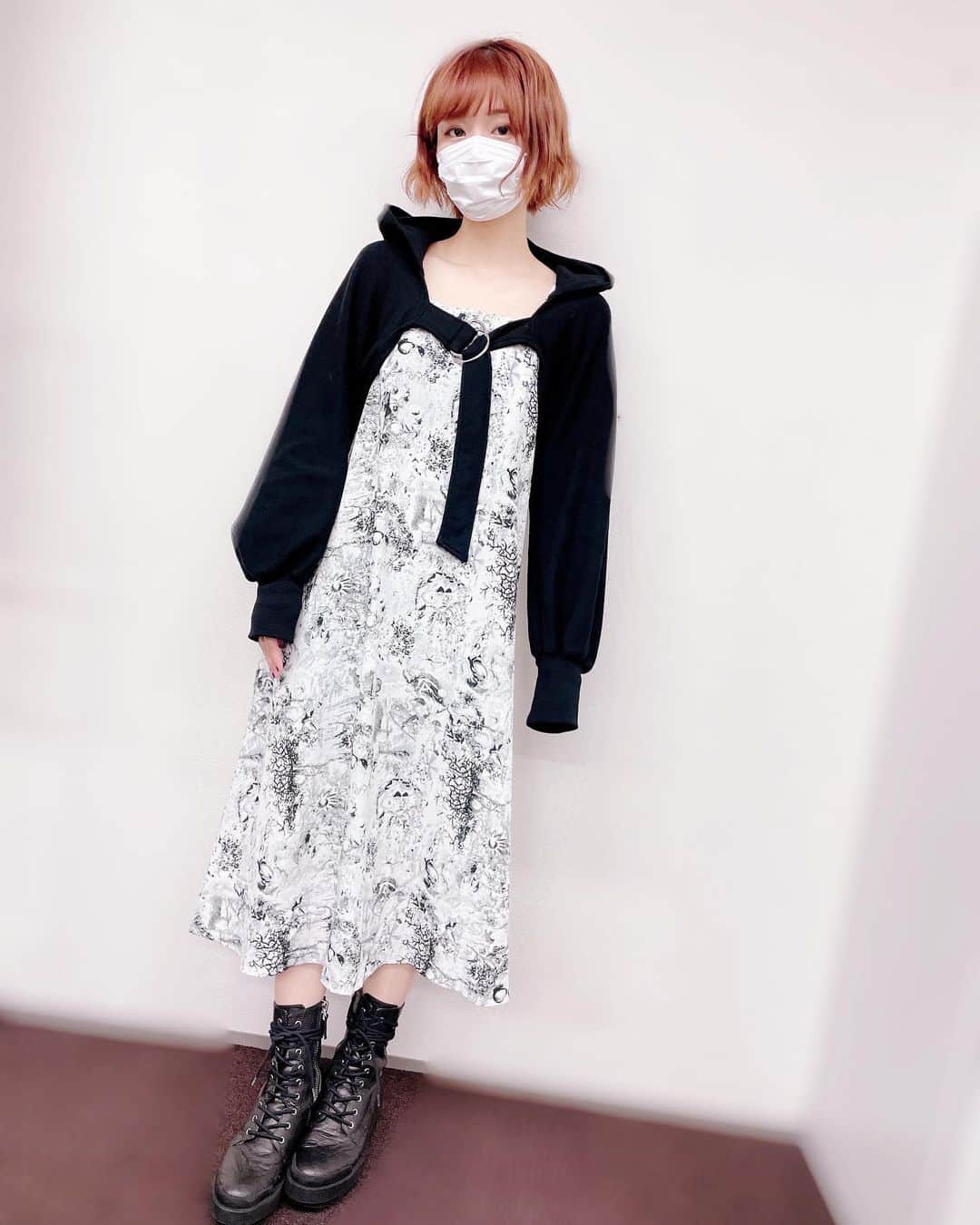 愛美のインスタグラム：「#ootd #SHEIN #charlesandkeith #tokyo_bank」