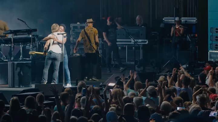 キース・アーバンのインスタグラム：「@breland thank you SO much for not only writing and featuring on this song w/ me but for jumping in to shred it LIVE in Cinci !!!!! HAPPY BIRTHDAY TOO !! Love ya」