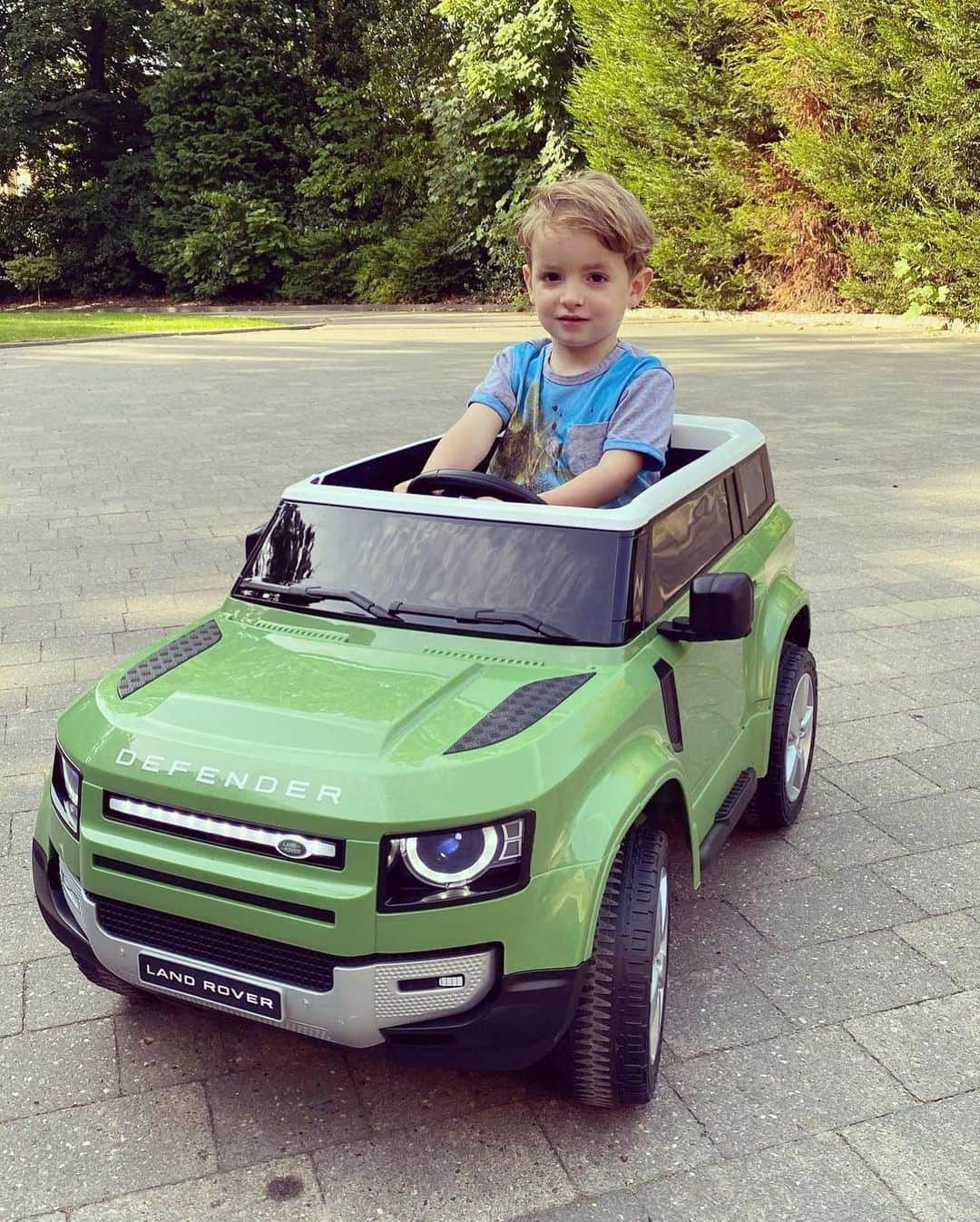 ミル・ジェディナクさんのインスタグラム写真 - (ミル・ジェディナクInstagram)「Happy 3rd birthday to my little boss baby Luka 😘 Nice to have some special visitors over also 🥳」7月19日 4時24分 - milejedinak15