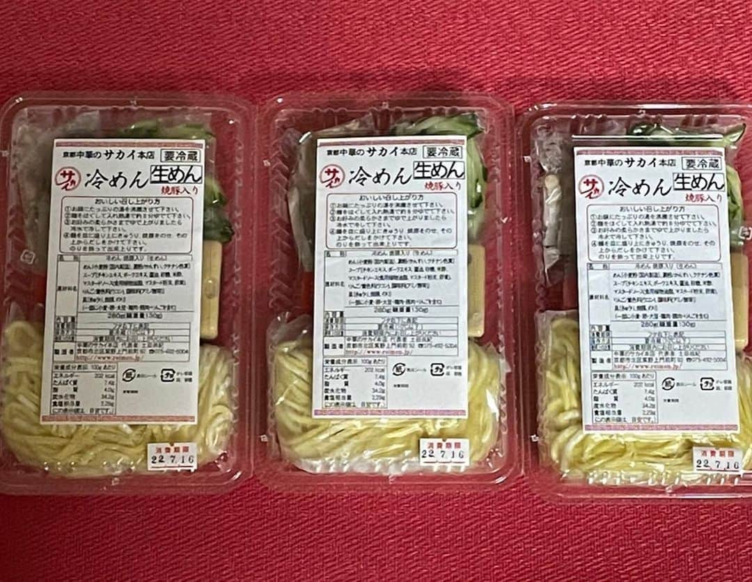 のインスタグラム：「大好物のサカイの冷麺💕 外食も行かず、お家に早く帰りたくなるサカイの冷麺💕 汁が美味しすぎて替え玉が欲しくなるゔ😆  今回配信のYouTubeは、人気の髪染めです‼️ 今回はサロンドプロ編です✨  #ハイヒールモモコ #👠 #👠🍑 #CHANEL #シャネラー #グルメ #アメブロ  #YouTube #モモコ新聞 #毛染め #髪染め #サロンドプロ #サカイの冷麺 #美味しすぎる」