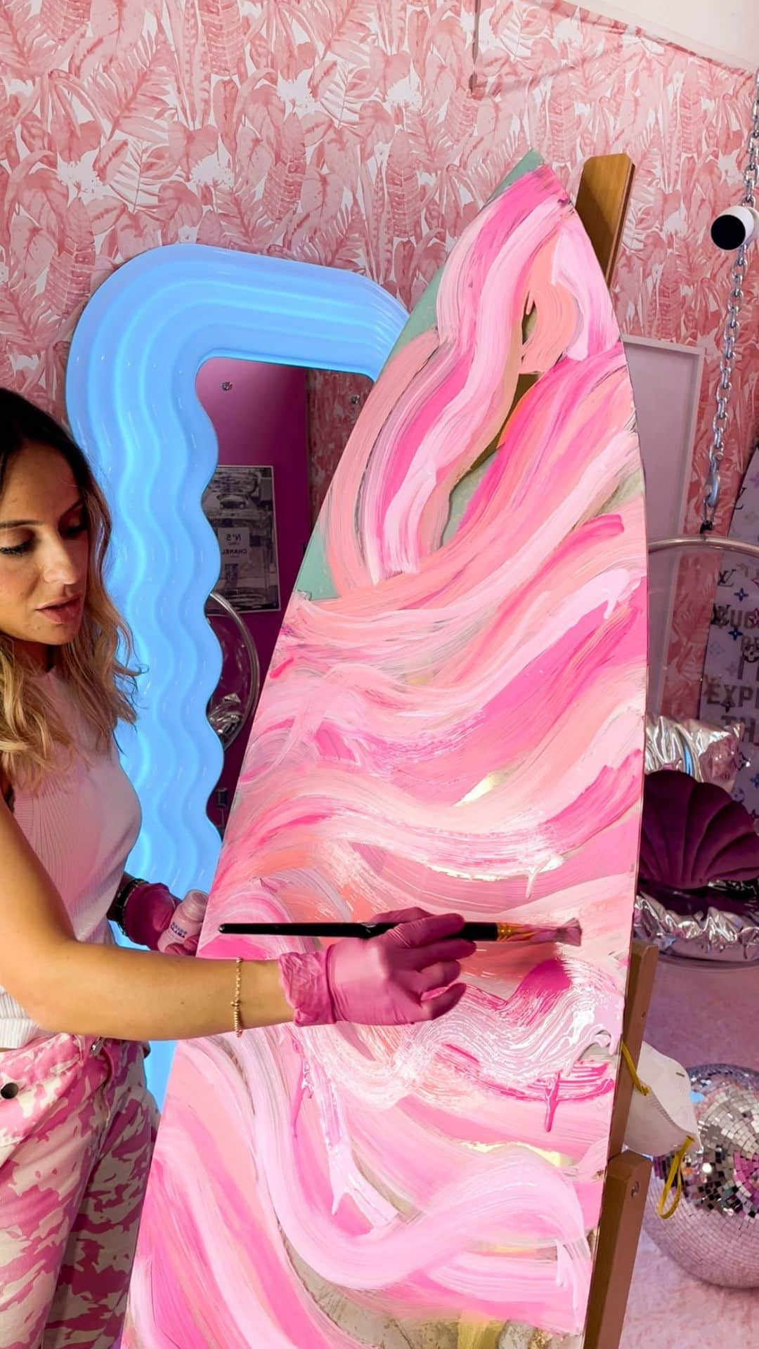 The Oliver Gal Artist Co.のインスタグラム：「Watch Lola paint a surfboard inspired by @editconsignment story about breast cancer.」