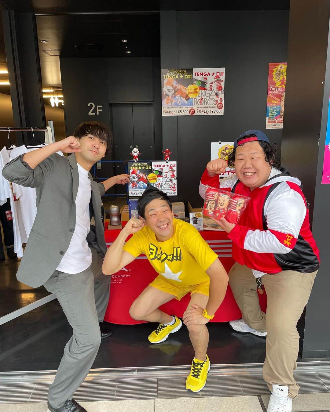 てつ丸のインスタグラム：「今日は羽田でTENGA売ってます。  夢のような仕事。」