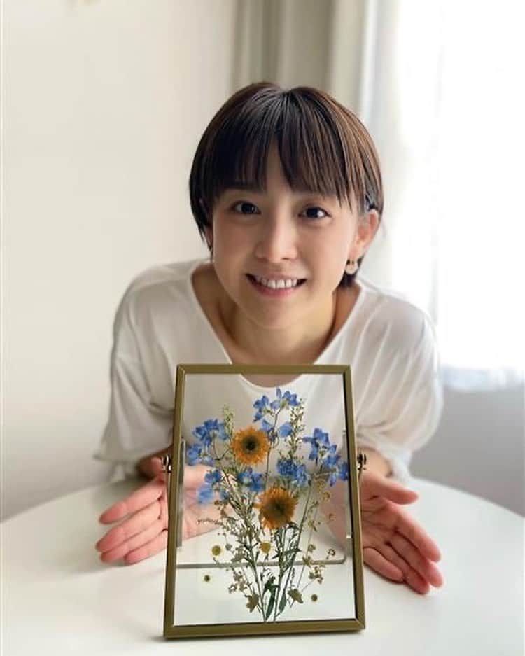フジテレビアナウンサーのインスタグラム：「宮司愛海です。  綺麗なお花、せっかくだったら長く楽しみたいですよね...💐 今回は、ロスフラワーを使った押し花フレームを作ってきました。 さまざまな種類のお花を使い、彩り豊かに仕上がったフレームを見てうっとり...  押し花があんなに簡単に作れるのも、びっくりでした😉  体感サステナWAVE本日23時14分から放送です！  #フジテレビアナウンサー #宮司愛海 #ロスフラワー #押し花フレーム #押し花 #楽しくアクションSDGs #体感サステナWAVE #23時14分から #放送時間変更の可能性があります🙏」