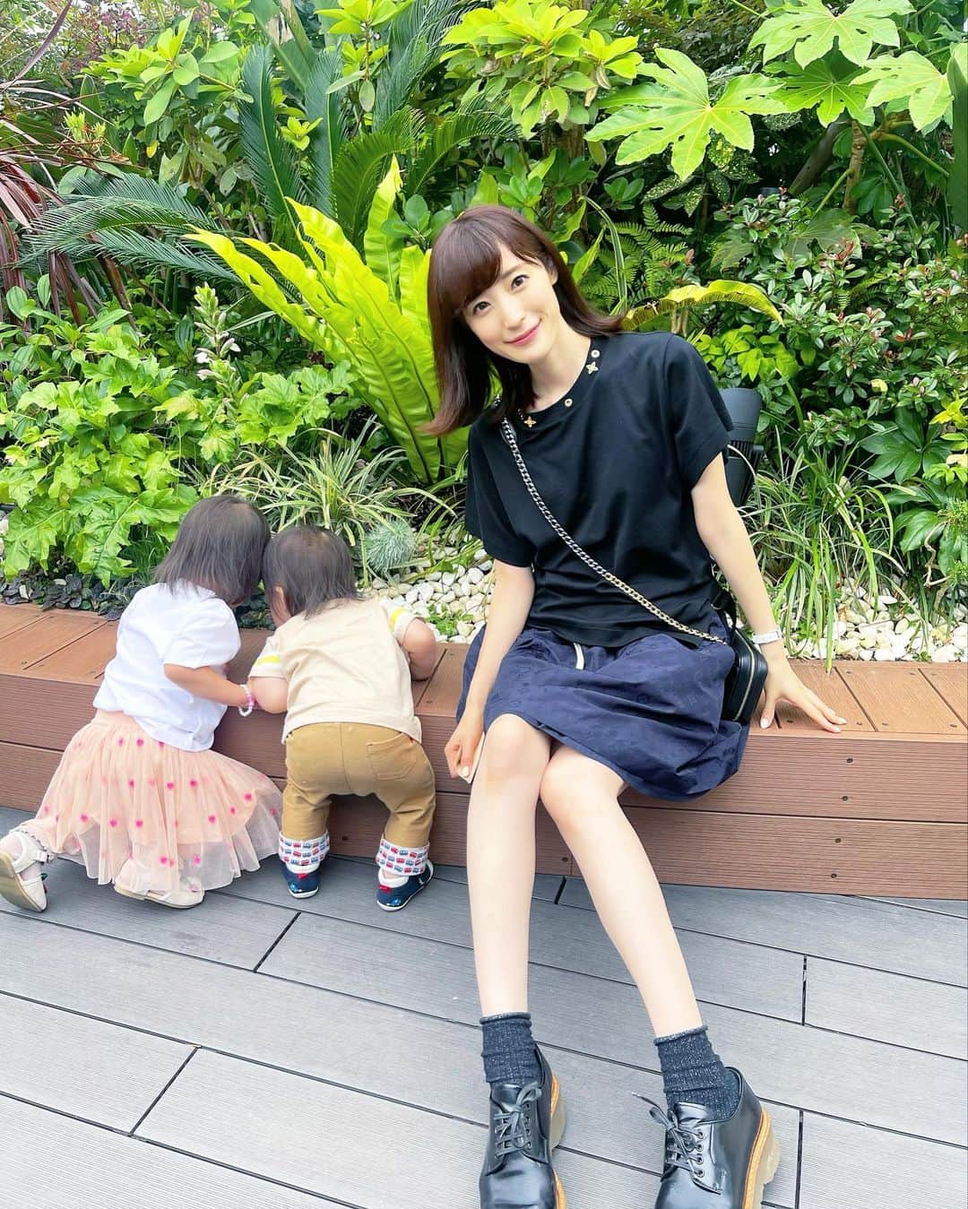 小林真由のインスタグラム：「サンシャイン水族館🐟🤍 ⁡ 撮るよー👨🏻 はーい👩🏻 私しか見てないじゃない笑📸 ⁡ ⁡ 空飛ぶペンギンコーナーでは、 え、どゆこと？どういうことなのよー🥹と下から見る景色に不思議そうだった👧🏻♡ ⁡ ⁡ #水族館 #サンシャイン水族館 #ファッション #コーデ #ママコーデ #女の子ママ #男の子ママ #ママライフ #コーディネート #3歳 #1歳 #ベビー #二人育児」