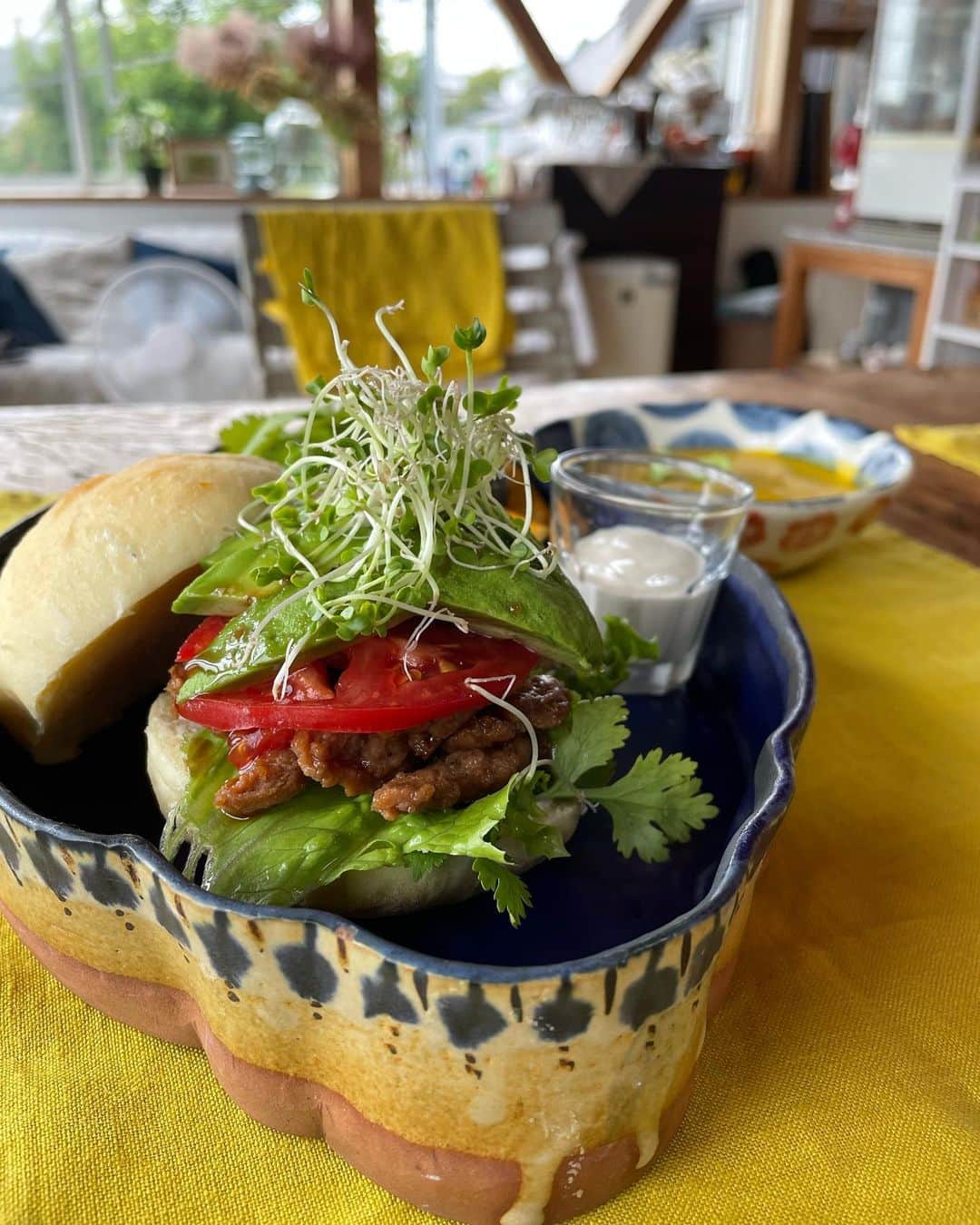 SHANTIのインスタグラム：「@cafemanimani の由美さんとランチ。久しぶりに時間も忘れ話し込んでしまいました！由美さんとの記念撮影を忘れちゃった(⌒-⌒; ) 由美さんありがとう💕手作りビーガンバーガーとカボチャのポタージュ。大豆ミートはジューシーパンもふかふかでした。  小鳥のキーちゃんも肩にのってくれて久しぶりの感覚にニッコリ。と思いきや、やきもちをやいたのか噛まれました！😆それでもかわいい〜🦜また肩に乗ってくれたらいいなぁ。#cafemanimani」