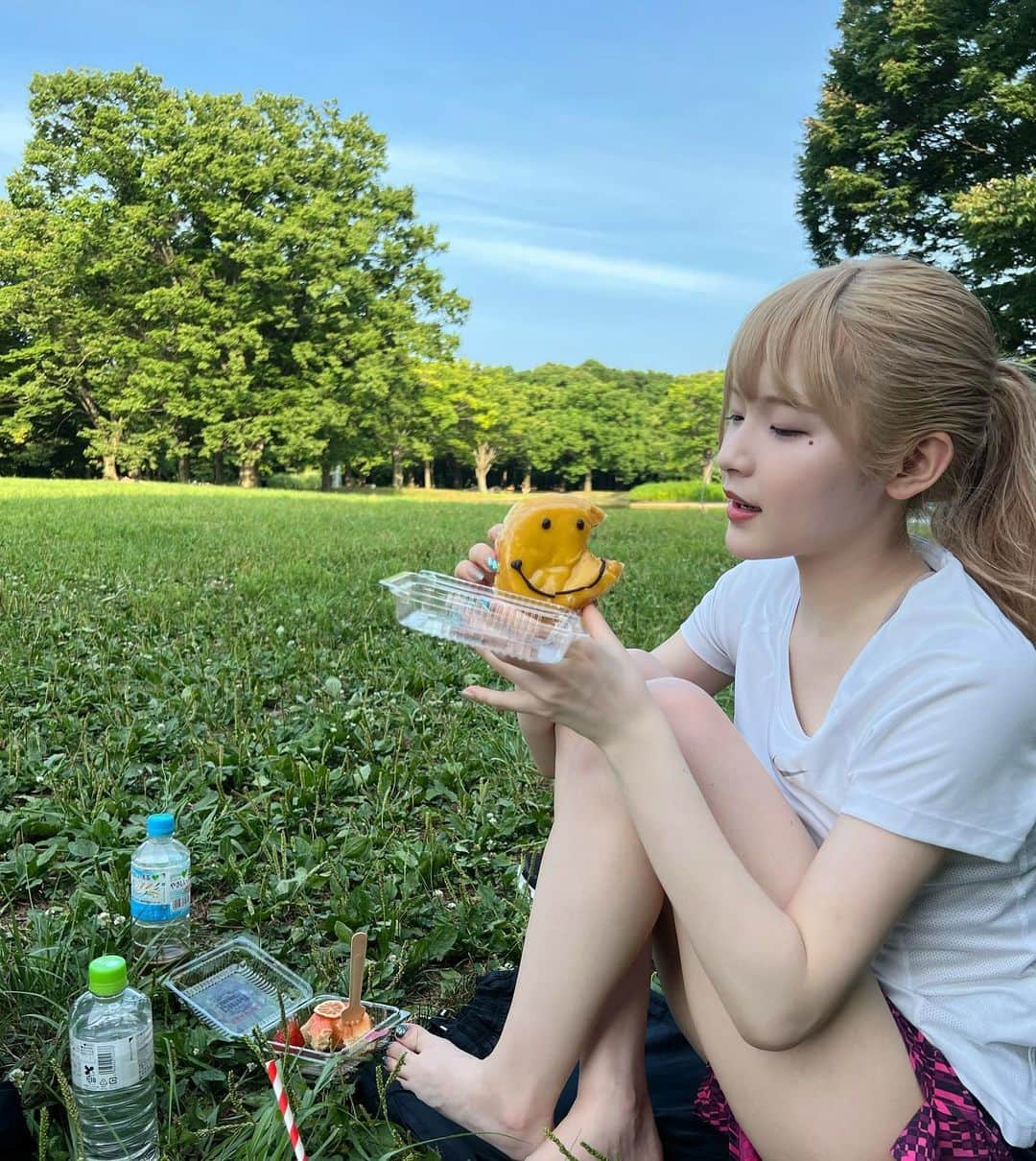 志村美希のインスタグラム：「ドーナツみっつ食べました🍩🧃」