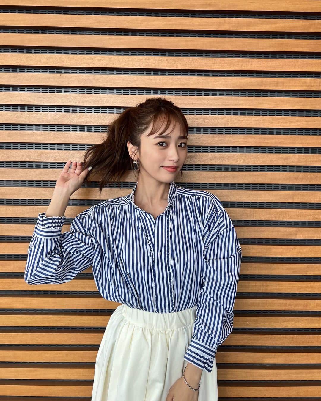 近藤千尋のインスタグラム：「おはようございます🌞💕 本日10:25〜 日本テレビバゲット📺 生出演します❣️ 是非ご覧くださいっ🤍🤍 ストライプシャツで爽やかにしました🥰笑  今日もがんばりましょー❗️💕  ウェア @traditionalweatherwear  アクセサリー @unoaerre_japan  シューズ @charleskeith_jp」