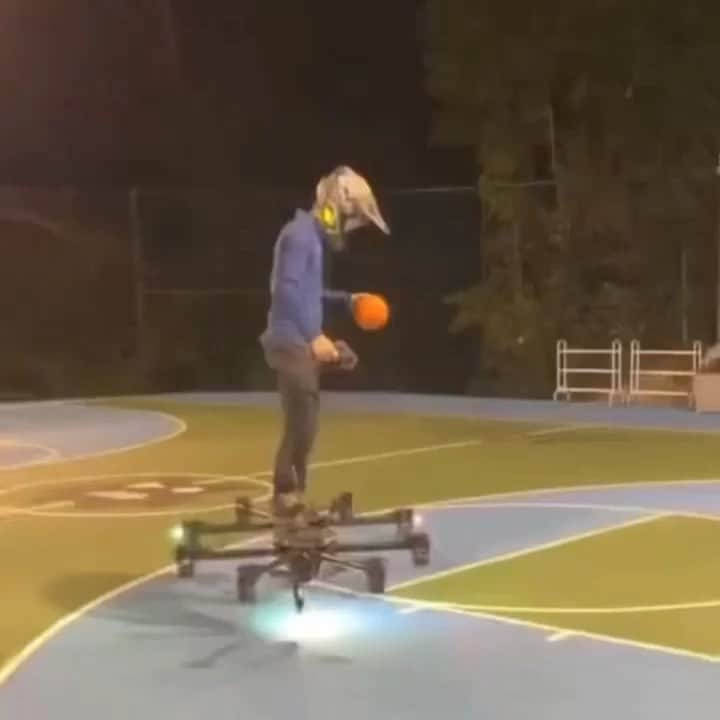 ヤンデルのインスタグラム：「😄 💨🛸💨」