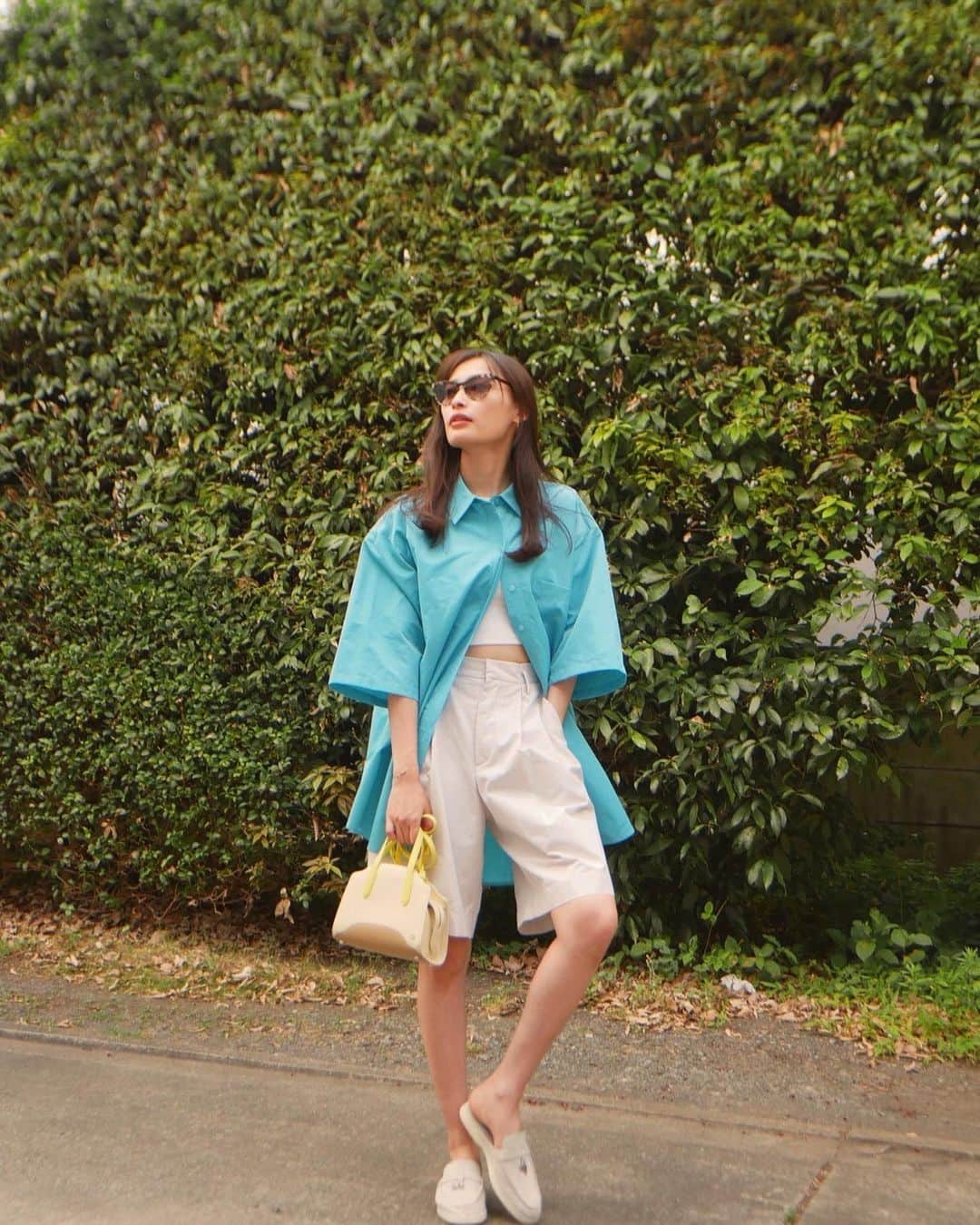 大政絢のインスタグラム：「@loropianaofficial  のシューズで夏コーディネート💙  夏限定のトラベルモチーフのチャームが素敵！  エレガントなスエードとホワイトソールがアイコニックで履き心地も抜群なのでついついこの子を選びがち🫣  伊勢丹新宿店 本館2階にて26日までPOPUP開催中だそうです！！  @loropianaofficial  #ロロピアーナ#今日の絢服」