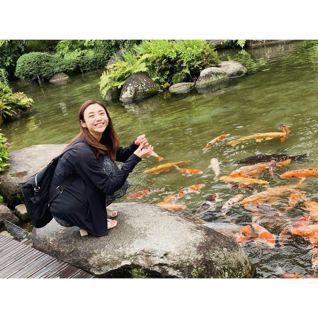 山谷花純のインスタグラム：「鯉セラピー  #石和温泉 #温泉旅行 #山谷花純 #鯉」