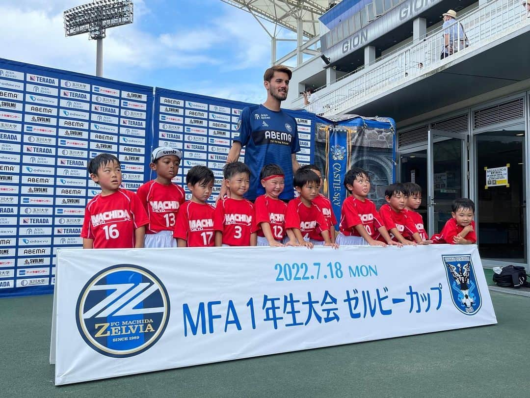 長谷川アーリアジャスールのインスタグラム：「『ゼルビーカップ2022🏆』 今回、初代アンバサダーとして立たせていただくにあたりサッカーの楽しさ、スポーツの素晴らしさ、そして子供たちにとってプロサッカー選手と触れ合うことで何か『きっかけ』をもたらしたいと思い参加しました。  僕自身が小学生の頃毎週やっていたような、リュックに水筒を詰めて参加し、たくさん汗をかいたままそれぞれの家に帰っていく姿を見て25年以上も前の自分を見ているような、なんともいえない感慨深い気持ちになった瞬間がありました。  プロサッカー選手として過ごせている今に改めて感謝と幸せを感じる有意義な時間となりました。  子供達に負けないようにまだまだ頑張らないとね！！  今回ご参加いただいた子供達、関わっていただいたスタッフの皆様、ありがとうございました。 これからも僕自身できることをやっていきたいと思います。 . . . #町田サッカー協会  #zelvia  #ぜルビーカップ #mfa  #fcmachidazelvia  #初代アンバサダー」