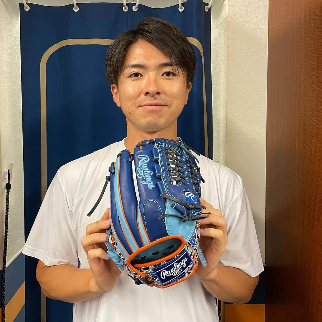 上沢直之さんのインスタグラム写真 - (上沢直之Instagram)「.☀️  いつもお世話になってるRawlingsさんに夏っぽいグローブを作っていただきました！ 今までに見たことないデザインでかわいいです😎  報告遅れましたけど足の指骨折してました🦴 ですけど膝蓋骨骨折の時に比べたら絶望感はないです！  チームからは離れてしまいますけど、またファンの方々の前で投げることをモチベーションにリハビリ頑張ります👍  #上沢直之 #lovefighters  #北海道日本ハムファイターズ  #rawlings」7月19日 11時17分 - u.nao15