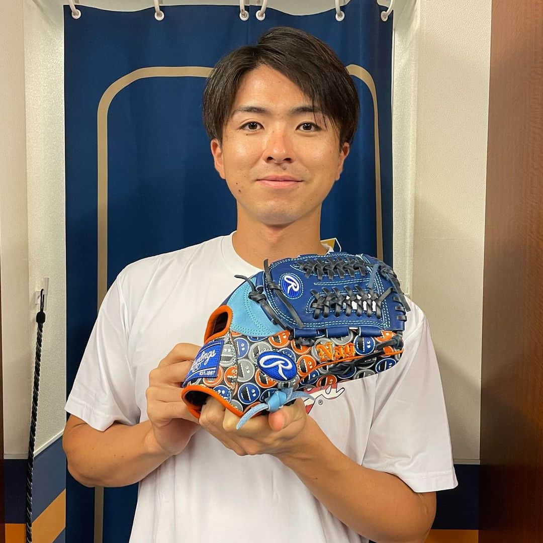 上沢直之さんのインスタグラム写真 - (上沢直之Instagram)「.☀️  いつもお世話になってるRawlingsさんに夏っぽいグローブを作っていただきました！ 今までに見たことないデザインでかわいいです😎  報告遅れましたけど足の指骨折してました🦴 ですけど膝蓋骨骨折の時に比べたら絶望感はないです！  チームからは離れてしまいますけど、またファンの方々の前で投げることをモチベーションにリハビリ頑張ります👍  #上沢直之 #lovefighters  #北海道日本ハムファイターズ  #rawlings」7月19日 11時17分 - u.nao15