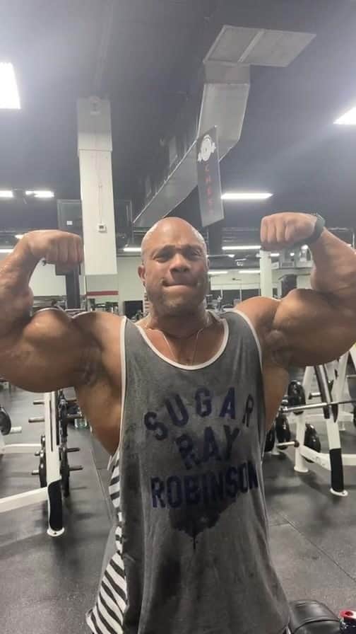 Phil Heathのインスタグラム：「Hope y’all have started your week strong 💪🏽 thanks for joining me at the end of my training session. Love to all! Have a great evening!」