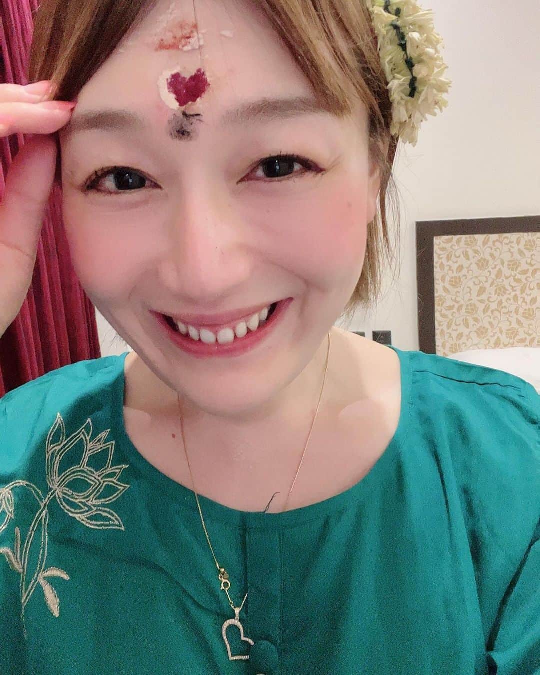 佐藤ただすけのインスタグラム：「1年と4ヶ月ぶりのインド🇮🇳 今回も色んな体験とお祈りをしてきました。 色んな人たちが関わってくれて、さらに優しく接してくれて感動しました。 去年会えた人たちとも再会できて、感慨深かったです。 また来年も来られるように頑張ります🥰  写真の人物は、額のティラカがハートマークになってて喜んでる人笑  #transgender #LGBTQ  #india  #トランスジェンダー #インド」