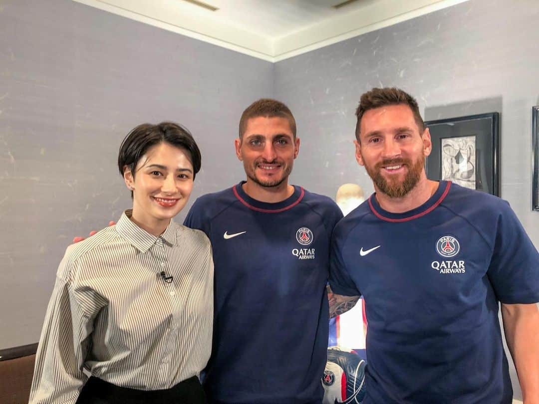 ホラン千秋さんのインスタグラム写真 - (ホラン千秋Instagram)「_ PSG 🇫🇷メッシ選手・ヴェラッティ選手にインタビュー🎤✨ 今日の『Nスタ』みてね🥺⚽️  TOPS... @micaanddeal_official」7月19日 11時40分 - chiakihoran_official