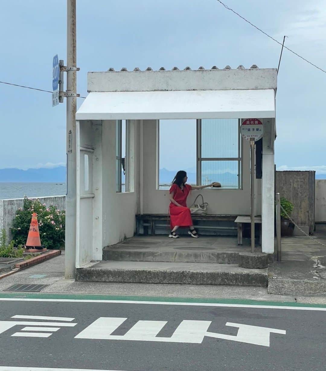 小橋めぐみのインスタグラム：「夏帽子　一つ残りし　無人駅  バスを待ちながら、 海と、鳥居越しの富士山を眺めることができる停留所に、 忘れられた麦わら帽子が一つ。 持ち主、取りに来れますように。 願いを込めて、そのままに👒  #俳句 #バス停だけど🚌」