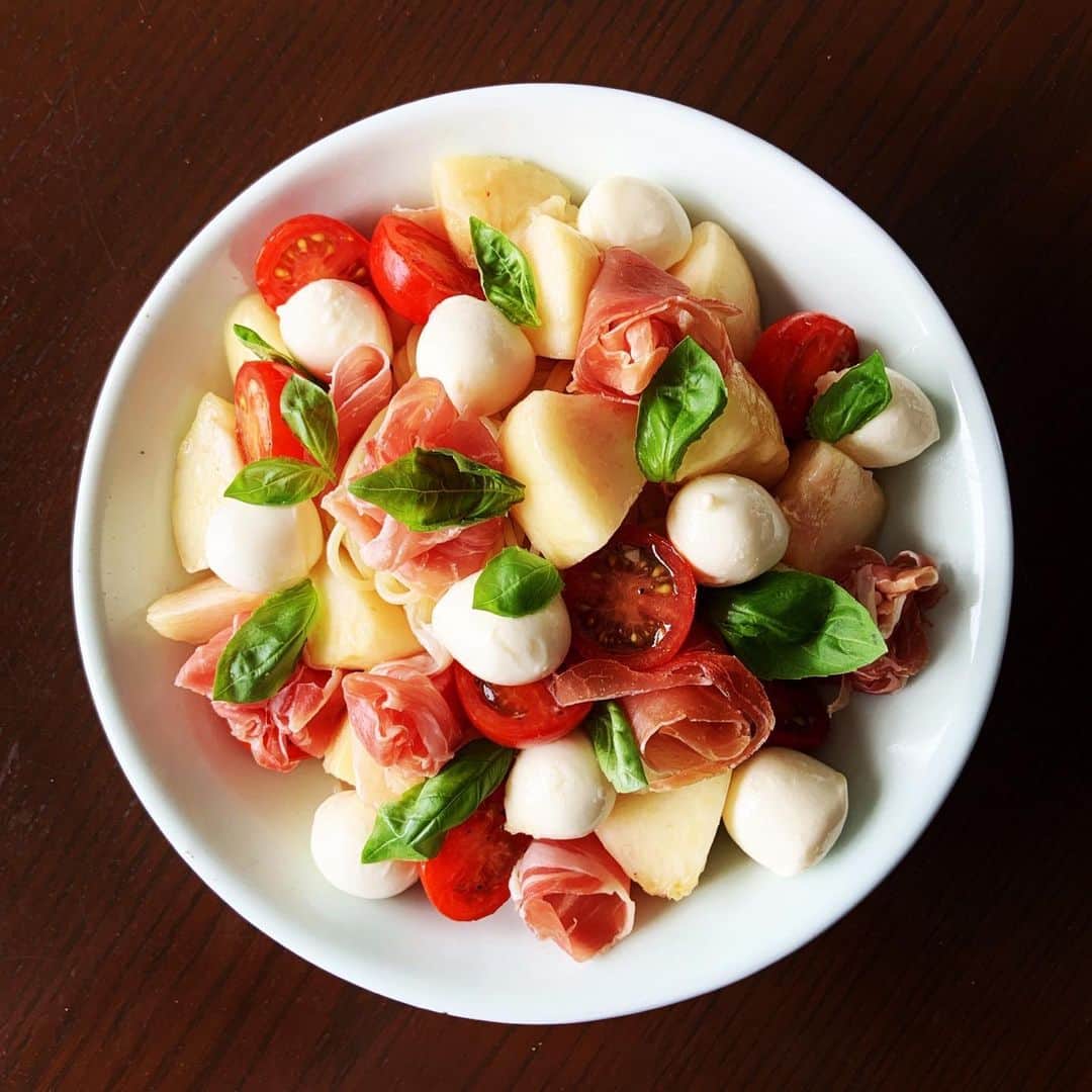 志摩有子さんのインスタグラム写真 - (志摩有子Instagram)「現在桃充の我が家。もったいがらずに美味しいうちにどんどん食べる。冷製パスタもひとりに1個。ベースのソースにはミニトマト、ホワイトバルサミコ、オリーブオイル、ニンニク微塵少々に今日は粗ごしのトマトも少々。さらに味わい深く。トッピングはモッツァレラと生ハム。大満足。」7月19日 12時55分 - ariko418