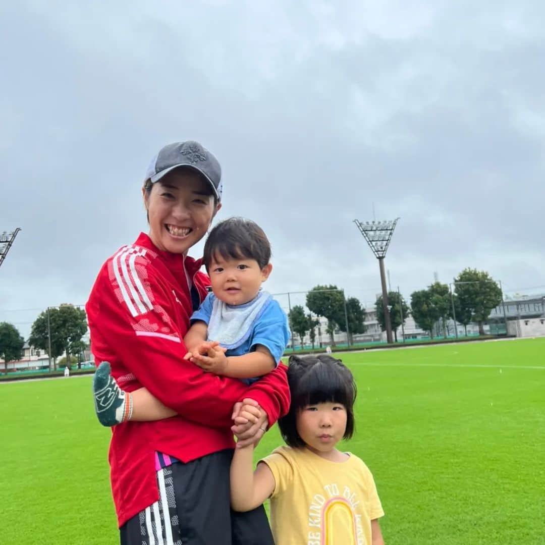 永里亜紗乃のインスタグラム：「子どもを抱っこして入場する夢が叶いました🤩⁡ ⁡腕はプルプルでした🤩⁡ ⁡#サッカー #抱っこで入場 #なでしこ #レジェンド」
