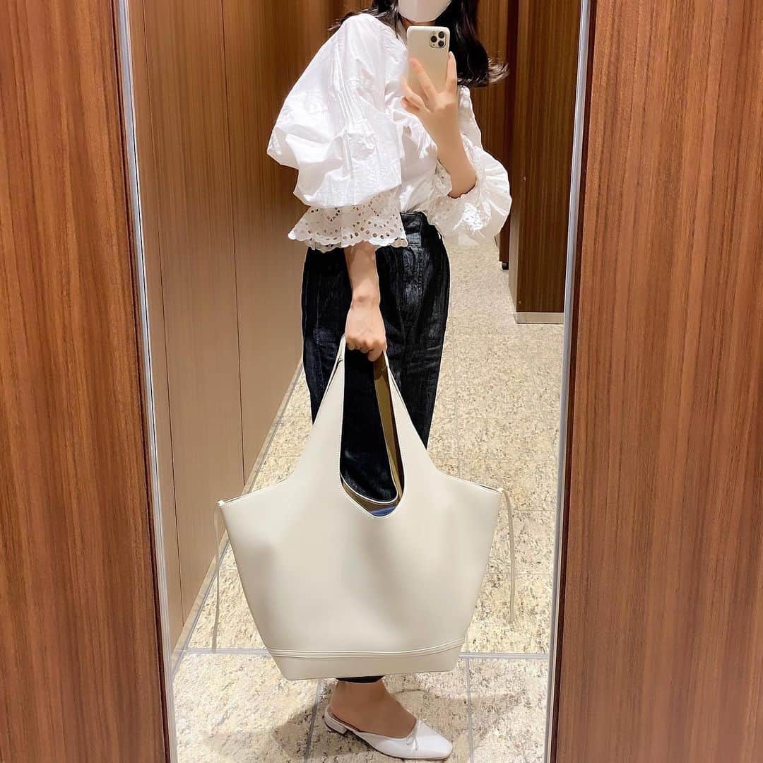 石川理咲子のインスタグラム：「#vasic @vasic_japan Maskシリーズ🤍 柔らかなレザーを使っているので とても軽くて、荷物が多い時に大活躍✨ 一泊くらいの旅行や出張はこのバッグで十分です！ ショルダー部分が太めの作りなので たくさん荷物を入れても肩に食い込むこともなく ストレスフリー！おススメです🥰」