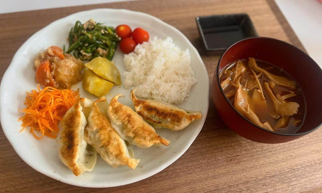 辻すみれのインスタグラム：「園食堂 幻の肉餃子🥟 この間はテイクアウトで、今日は冷凍餃子を自分で焼きました！ 野菜も肉もたっぷりで、美味しかったです😋 焼き目もパリッと上手に焼けました👍   #園食堂  #園食堂幻の肉餃子  #食アスリート協会  #具沢山味噌汁  #フェンシング」