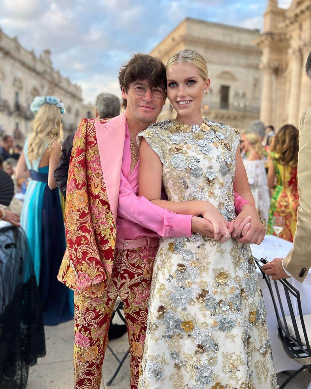 キティ・スペンサーのインスタグラム：「Back to where it all began: the 10 Year Anniverary Alta Moda Show in Sicily. 🤍  What a magic moment to watch the show from Piazza Duomo in Siracusa ✨  The cathedral, the white lady of the square, is the centrepiece: and I’d the façade, made by Andrea Palma, pays homage to the magnificence of the Baroque, the interior, with the linearity of the Doric columns, attests to the presence of an Ancient Greek temple dedicated to Athena that stood in this area and that was subsequently incorporated into the church. ✨💫  #altamoda #dolcegabbana #dgaltamoda #dglovessicily #dgwomen #dgfamily」