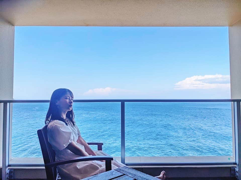 宇内梨沙のインスタグラム：「絵画みたいな景色のテラス  海の日が過ぎるといよいよ夏🌴 がスタートって感じですね。」