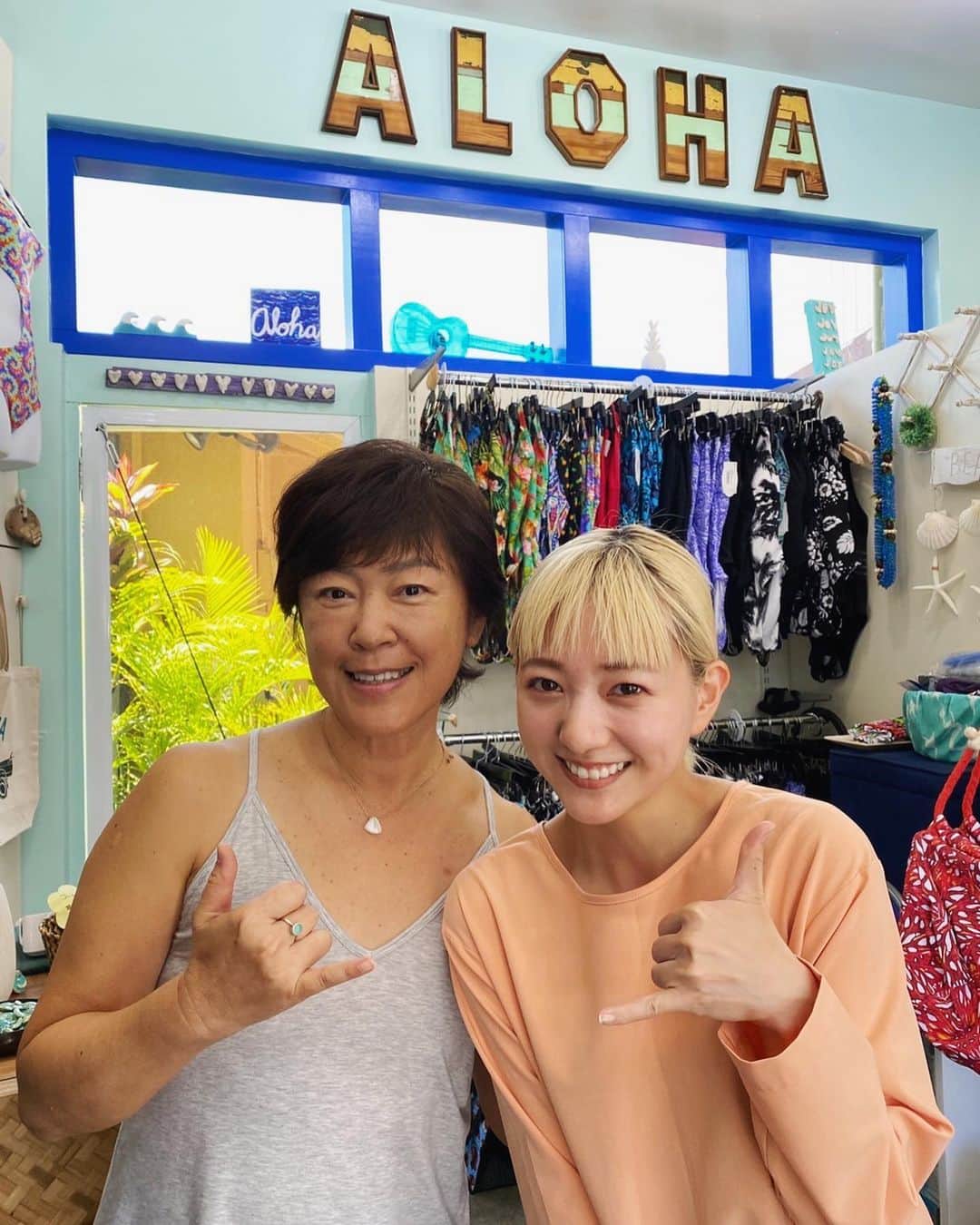 伊藤千晃のインスタグラム：「ハワイの『プアラニ•ハワイ・ビーチウェア』のオーナー、 カズサさん♡ ⁡ 私が最近触れているフェムテックにカズサさんの生き方や、考え方が繋がるのではないかと紹介して頂き会いに行って来ました🌴 ⁡ 店内にはカラフルな水着と可愛らしい雑貨がたくさん☺️✨ ⁡ 『年齢や体型も関係なく、自分が着たいと思うものを着ればいい！ 周りを気にしないで、ここハワイなんだから！』 ⁡ そう笑顔で言ってくれたカズサさん。 ⁡ 誰にどうみられるかって気になるところだけど、 自分が思うままに何かを選ぶことって気分が良いし、 時にはバランスとしてそれも必要だなって思いました。 ⁡ 温かいオーラで話しやすくて、 気付いたら自然と前向きな気持ちなれる素敵な方☺️❤️ ⁡ そんなカズサさんが作ったジャーナル（日記帳みたいなもの）は、 1日の自分ケアができる内容になっていて、 その日の気分でカラーを選び、 塗り絵まで楽しめると言うもの。 ⁡ 他にも口の中まで使えちゃう万能バーム！ ハワイのハーブでできていて、 これちょっとした傷や日焼けした肌にも使えた優れものでした✨ ⁡ そして、もちろん水着もゲットしたよ👙😉 ⁡ みんなもハワイに来たらぜひ行ってみてね♡ ⁡ ⁡#ハワイ生活 #水着 #プアラニ  #フェム日記」