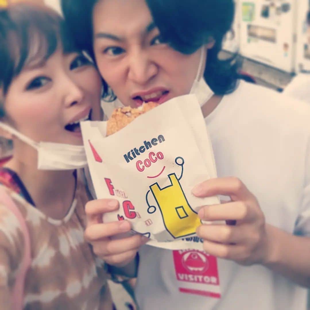 松浦まりなさんのインスタグラム写真 - (松浦まりなInstagram)「園内の所々に、お食事屋さんあって お昼ごはんは何処にしよーか迷った🧐🌺  昼はカレーとキムチ牛丼  富士山ピザも気になったー😏  帰り際 ジャンボロコチキン、熱々で美味かった😁  #富士急ハイランド　#スライダー#FUJIYAMAスライダー #遊園地#ジェットコースター#景色好きな人と繋がりたい #デートスポット #お出かけスポット#富士急#pr #お出かけコーデ」7月19日 14時12分 - matsuura.marina