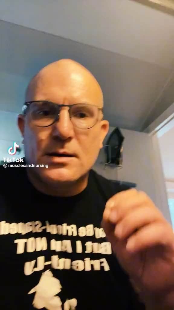 レスリー・ジョーンズのインスタグラム：「Seriously wake me up Democrats!! The republicans are coming!!」