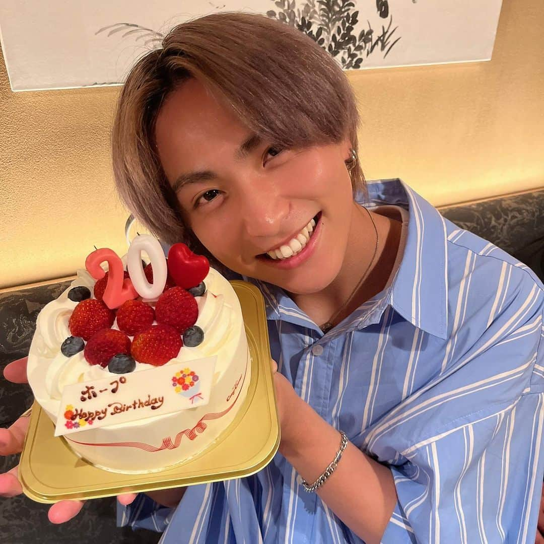 VAMBIさんのインスタグラム写真 - (VAMBIInstagram)「可愛い弟ホープ君の20歳の誕生日でした🎊  記念すべき大人のスタート地点🔥  いい人生を歩んで欲しいという意味を込めて、いい靴をプレゼントしました🎁  母子家庭で育って父親がいないから寂しい思いも沢山したと思う。  でも沢山の兄弟がいる、だから寂しくないさ☺️  お誕生日おめでとう🎉」7月19日 15時04分 - the_vambi