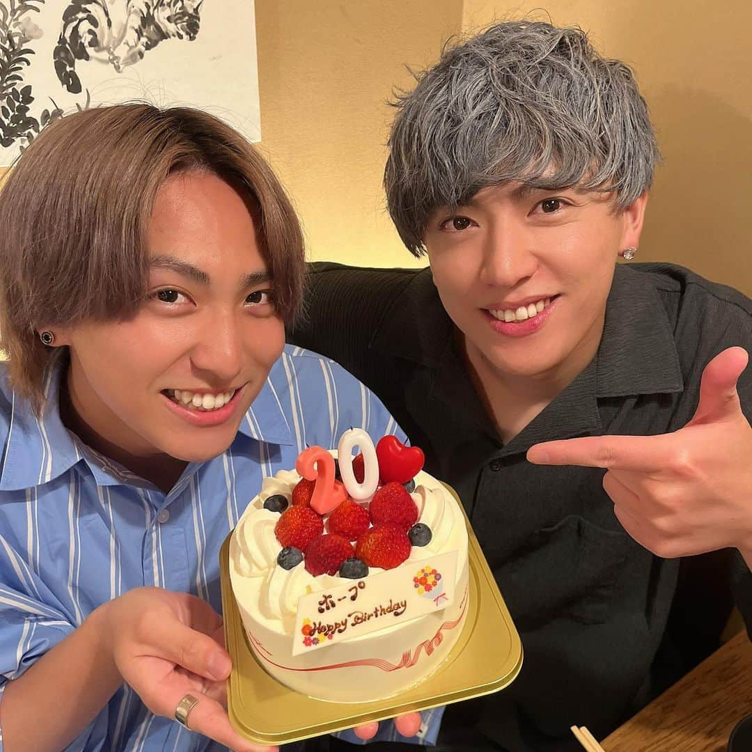 VAMBIさんのインスタグラム写真 - (VAMBIInstagram)「可愛い弟ホープ君の20歳の誕生日でした🎊  記念すべき大人のスタート地点🔥  いい人生を歩んで欲しいという意味を込めて、いい靴をプレゼントしました🎁  母子家庭で育って父親がいないから寂しい思いも沢山したと思う。  でも沢山の兄弟がいる、だから寂しくないさ☺️  お誕生日おめでとう🎉」7月19日 15時04分 - the_vambi