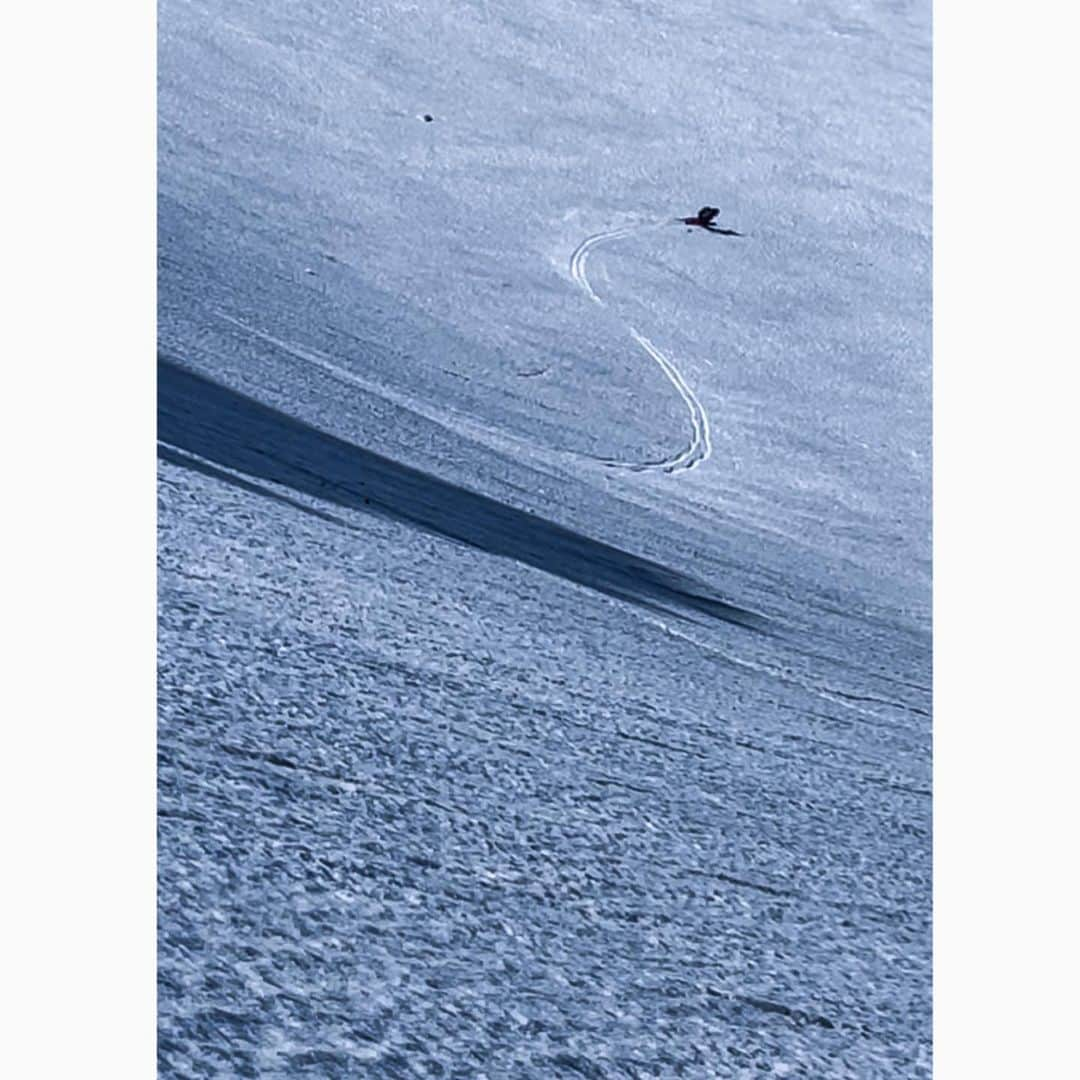 遠藤尚のインスタグラム：「滑ってきって振り返るとまっさらの斜面にラインが残る。 沢山のラインの中にも自分のラインが見える。 何か作品を、残せた気分になるから好きでよく撮る写真。  登りながらイメージしたラインを上から見てイメージと重ね合わせてドロップ、想像した通りのラインか、振り返るあの時間が好きだ。 思い通りのラインを残せた時本当に気持ちがいい。  1.2枚目は宮城蔵王 3枚目は北海道旭岳  #スキー #ski #スノーボード #スノボ #雪 #北海道 #skiing #snowboard #雪山 #フリースキー #冬 #私をスキーに連れてって #パウダースノー #モーグル #バックカントリー #snow #ウィンタースポーツ好き  #旭岳   @shoendo7  #shoendo7 @vector_glide  #vectorglide @jazzysport  #jazzysport @patagonia  #patagonia @patagoniasendai  #patagoniasendai @hestragloves  #hestragloves @newera  #newera @newerajapan  #newerajapan @7bridge_hair_sendai_japan  #7bridge @KSP #KSP @WJM #WJM  #遠藤尚」