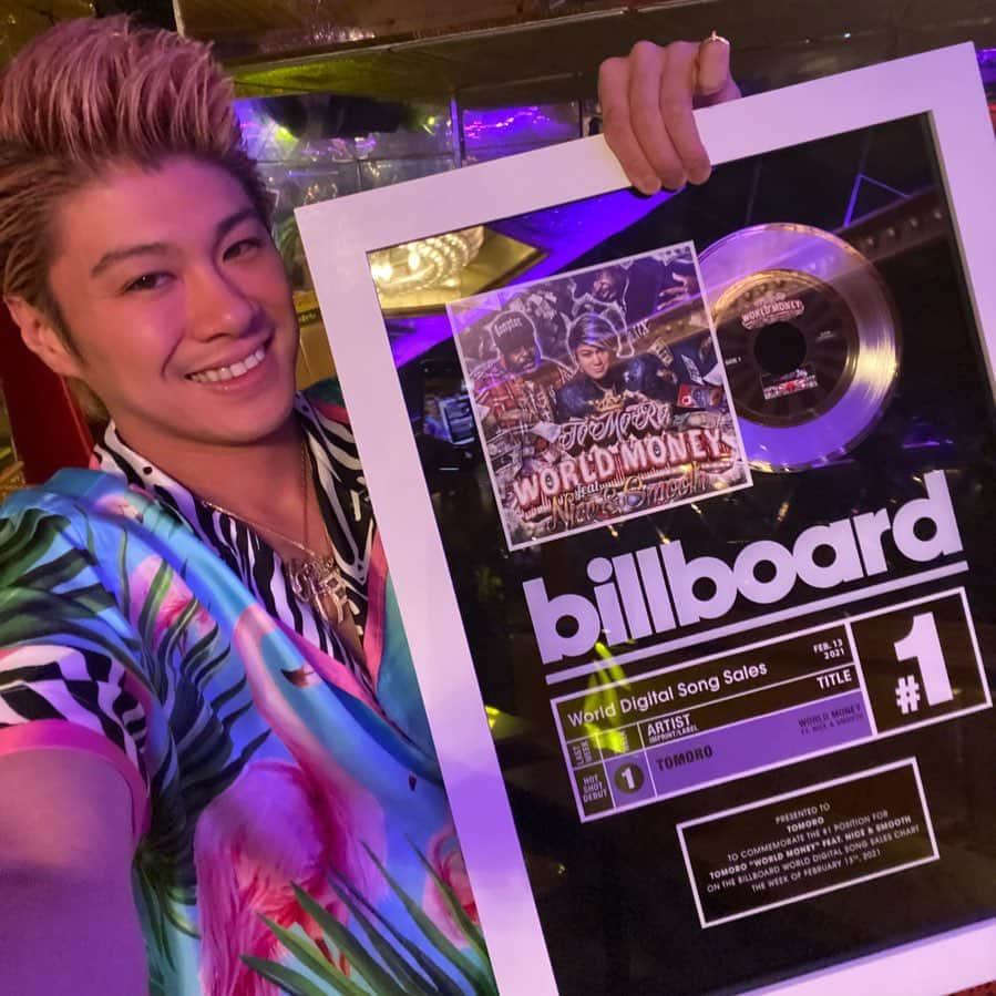 TOMOROさんのインスタグラム写真 - (TOMOROInstagram)「全米ビルボード海外チャート(Billboard World Digital Song Sales chart)で、俺が第１位を獲得した表彰状が届きました🏆✨嬉しいぜ❤️アメリカ、日本、そして世界の俺のファンたち皆に感謝を送ります🙏✨  I received the certificate of commendation plaque that I won the 1st place on the Billboard World Digital Song Sales chart 🏆✨ I'm glad ❤️ Thank you to all my fans in the US, Japan and the world 🙏✨  #1 Billboard World Digital Song Sales chart TOMORO - WORLD MONEY feat. Nice & Smooth https://www.billboard.com/charts/world-digital-song-sales/2021-02-13/  #billboard #ビルボード #音楽 #ラッパー #TOMORO #1位 #第1位  #rapper #hiphop #hiphopmc #hiphoprap #hiphoprapper  #hiphopmusic #japaneserapper #rap #rapmusic #rappers #rapperlife   #全米ビルボード #ランキング  #ヒップホップ #日本語ラップ #表彰 #表彰状  #awards #award #嬉しい #ありがとう #thankyou」7月20日 1時31分 - tomoro_king6666