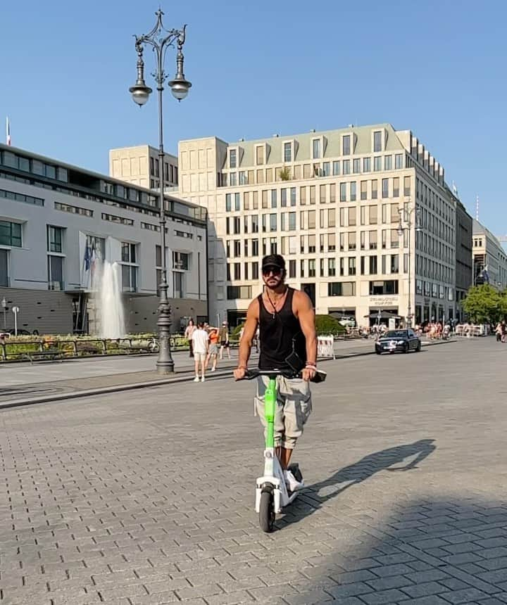 リカルド・アルホナのインスタグラム：「En patineta pero por la puerta grande. Puerta de Brandemburgo. Berlín. Llegamos.」