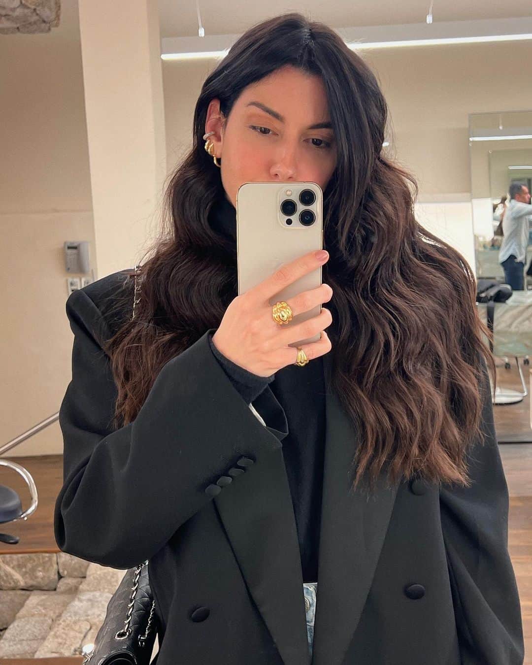 Garotas Estupidasのインスタグラム：「Curiosidades sobre o meu cabelão! 〰✨ Kkk Reuni nesse post (daqueles bons pra salvar!) algumas das informações que + me perguntam sobre meu cabelo:  - Cor: natural, pinto só os brancos (as vezes!) e sempre com tonalizante da Wella color Touch 6  - Corte: longo com camadas e franja no estilo #bardot! Corto no RJ com o @fil.freitas e em SP com @jobosco  - Cuidados: Só uso @gebeauty há quase 4 anos, realmente o meu cabelo é outro e nunca esteve tão longo e saudável! Aqui vai minha rotina detalhada #DoJeitoCami:  * DIARIAMENTE: uso o Shampoo com Booster Fortificante (antioleosidade e queda) + Máscara Condicionadora pura - já é muito poderosa sozinha. * NA FINALIZAÇÃO: Leave In GE + Booster Antioxidante (tooodo dia, protege muito o cabelo pra quem quer cabelão saudável esse é essencial) + Booster Definição qnd vou modelar. * 1X POR SEMANA: Quase todo domingo faço um super tratamento nutritivo e hidratante misturando a Máscara + Boosters Fortificante e Hidratante  PS: não tenho megahair! É 100% natural   >> link na bio pra comprar #GEBEAUTY ✨ Tem mais alguma dúvida? Manda nos comentários que eu respondo!」