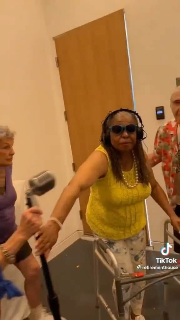 ワカ・フロッカ・フレイムのインスタグラム：「I wanna personally invite y’all to my next show 😂😂 who kids in this video 👇🏾👇🏾👇🏾👇🏾 drop the handles lol」