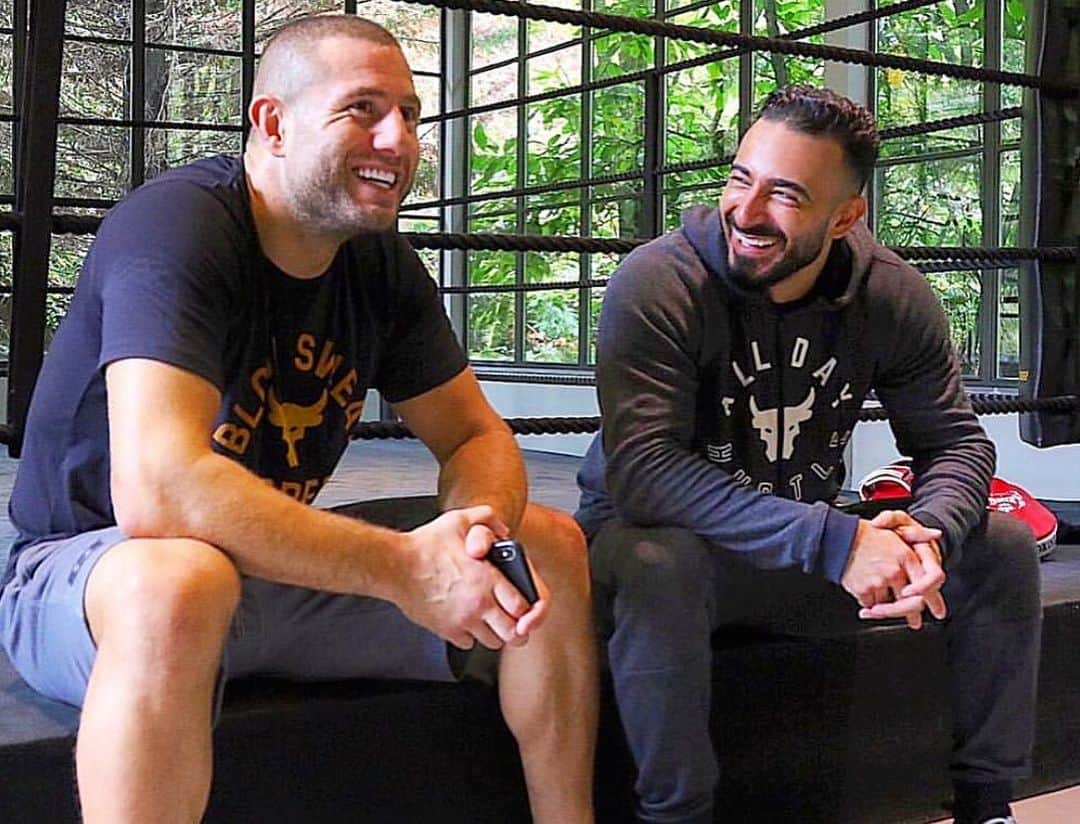 グーカン・サキのインスタグラム：「Your smile is your logo, your personality is your business card, how you leave others feeling after an experience with you is your trademark. @alifardiofficial」