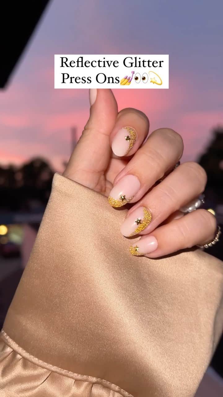 Soniaのインスタグラム：「Proud to present my newest @signetbeauty baby, Stargaze💫 she took over 6 months to develop from scratch🫠 I hope you guys love her as much as I do🥰  #pressonnails #glitternails #summernails #nailinspo」