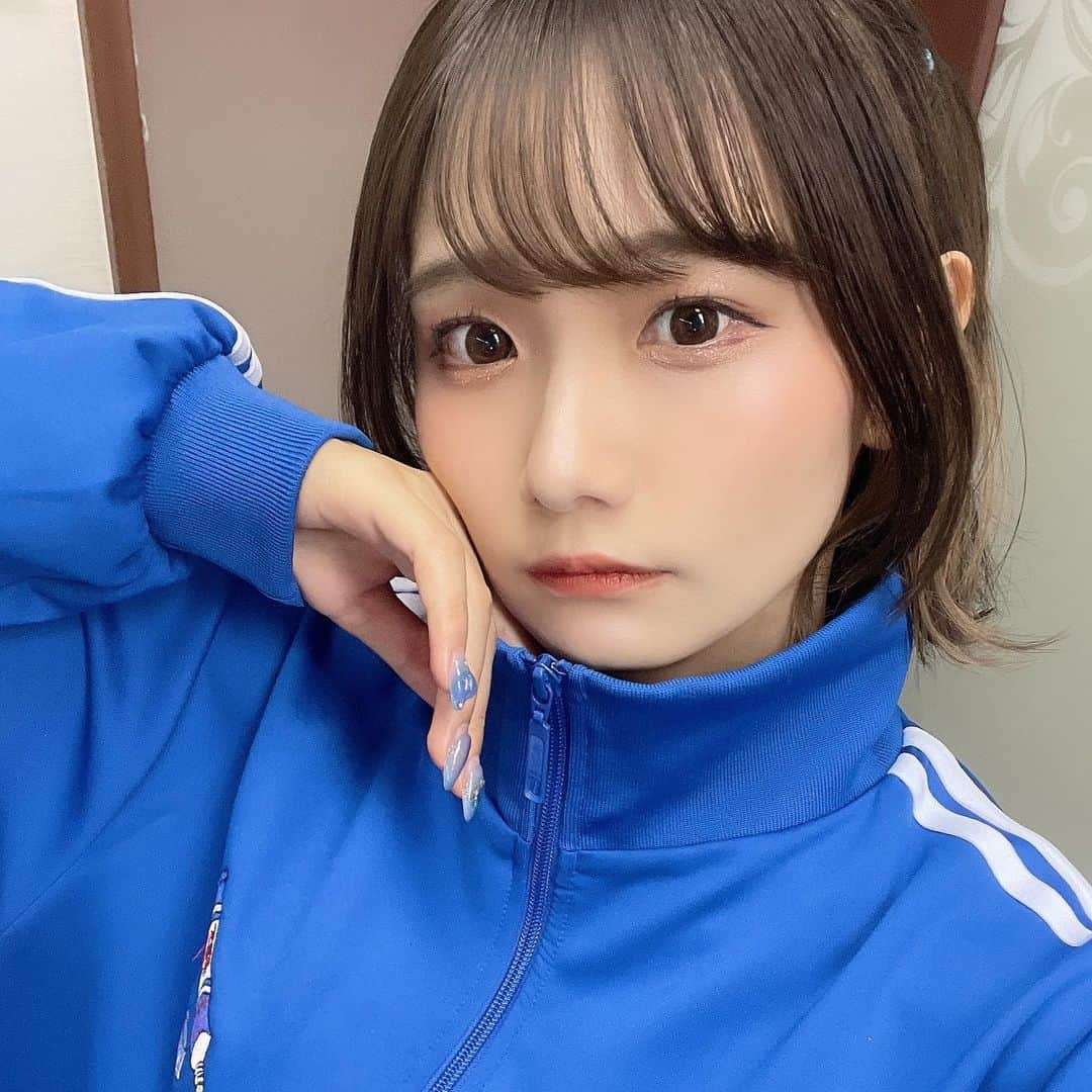 カワイレナのインスタグラム：「青が似合う❔🥶🥶  #ジャージコーデ #ジャージ #プニュズ #punyus #青ジャージ #ブルーネイル #自撮り #selfie #インナーカラー #インナーカラーベージュ #ハーフツイン #外ハネ」