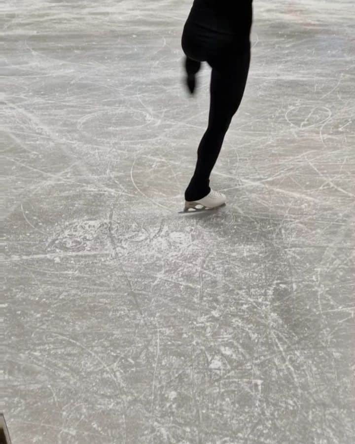 ダーシャ・ゲルムのインスタグラム：「And just like that... It all started again... Feat. @jorik.hendrickx  🎥: @anejwagner  #newseason #newskates #scratchspin #figureskating #iceskating」