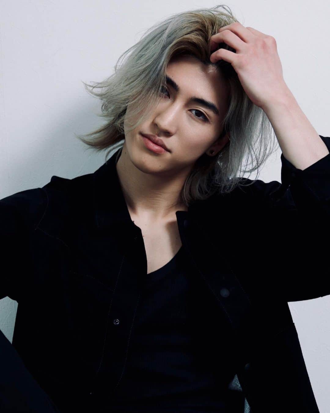 原田デイビッドのインスタグラム：「🃏👿🃏😈 🃏  Always put my cards on the table.  . . . . . #longhair #throwback #menshair #mensfashion  #menslonghair  #style #asianboy  #asianmen  #photoshoot #メンズヘア  #メンズスタイル  #撮影 #むかし #なつかしい #美容院 #좋아요  #일상 #셀카 #굿밤」
