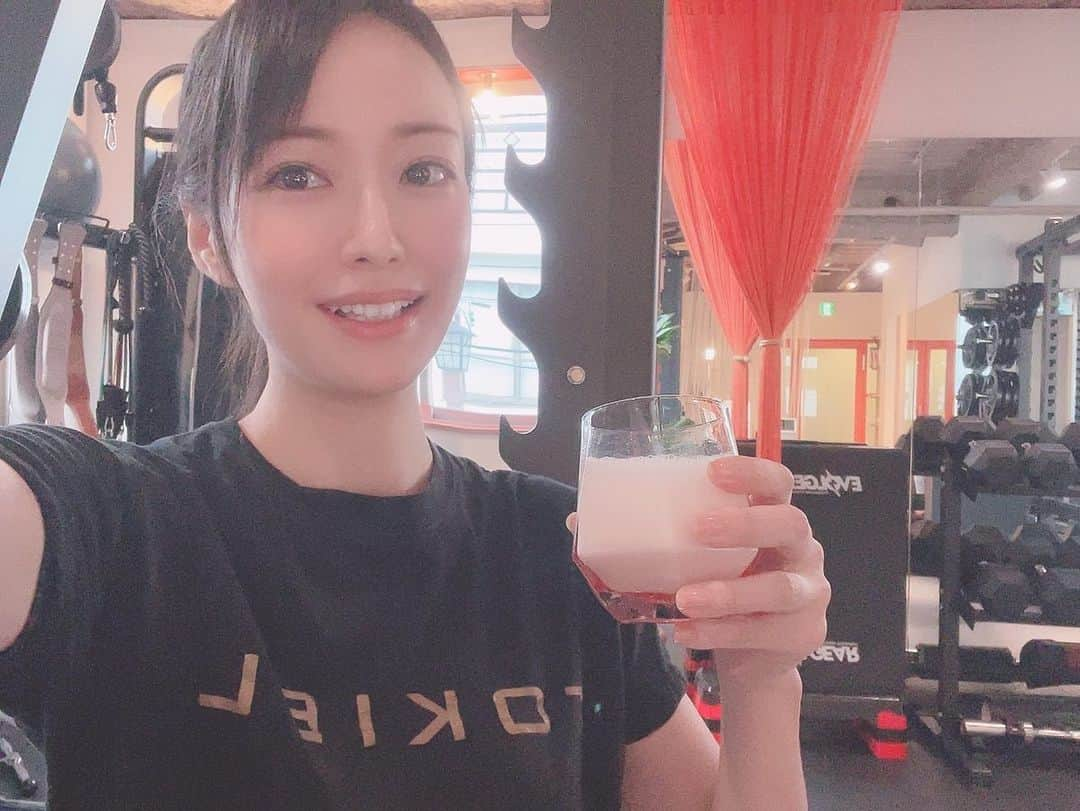 吉山りささんのインスタグラム写真 - (吉山りさInstagram)「️🏋🏻‍♀️ 撮影あとはTOKIELさんでパーソナルトレーニング✨  ちょっと坐骨神経痛がしばらく出てて 腰に響かないものでセットリスト作って貰いました✨  帰りの浅草は誘惑が大きすぎる🥃😋🥂✨✨  でも負けなかった😎🫶🏻（笑）  今日も大好きな炭酸水で💕  今日も1万2000歩🚶‍♀️  雨だと傘さすのほんとめんどいので 雨を避けながら歩きました😎  #tokiel #トキエル #浅草パーソナル #浅草パーソナルジム #浅草パーソナルトレーニングジム #台東区 #浅草 @tokiel_personalgym  目標☝🏻 傘を忘れない🌂   #吉山りさ #モデル #フリーモデル #40代  #筋トレ  #筋トレ女子  #パーソナルトレーニング  #ジム #gym  #綺麗な空間  #40代でも遅くない  #アラフォーママ  #アラフォー筋トレ  #ダイエット  #diet  #脂肪燃焼  #痩せたいけど痩せない  #下半身痩せ  #上半身痩せ  #セルライト  #プロテイン女子  #プロテイン ごちそうさまでした✨  🌈🌈🌈 吉山りさ紹介コードで割引⭕️ ありがとうございます🙇🏻‍♀️  ↓ ↓ 「tokiel951367」」7月19日 18時30分 - oreorerisa